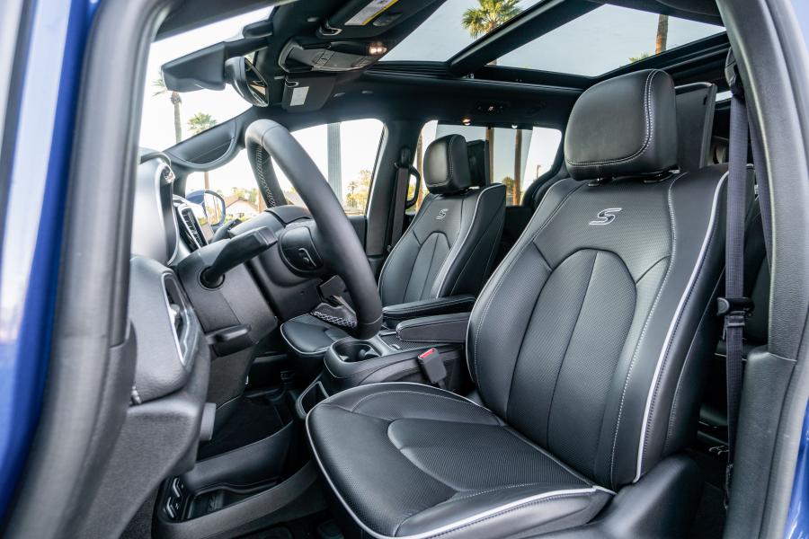 Интерьер Chrysler Pacifica Hybrid S Appearance Package (RU) 2018 года  (фото 9 из 33)